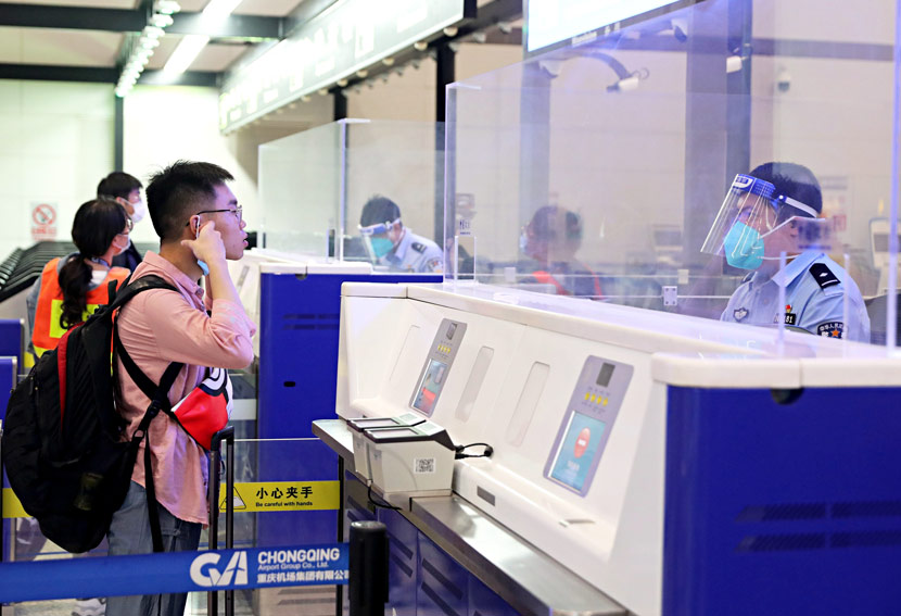 A Chinese student at a British university goes through security before boarding a chartered flight bound for Manchester at Chongqing Jiangbei International Airport, Sept. 21, 2020. Mo Xiaojian via CNS/People Visual