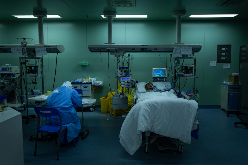 A nurse works at an ICU during the outbreak at Wuhan Union Hospital in Wuhan, Hubei province, March 26, 2020. Pan Songgang/People Visual