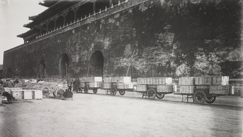 Cases of artifacts stand outside the gates of the Forbidden City, Beijing, 1933. Courtesy of the Palace Museum