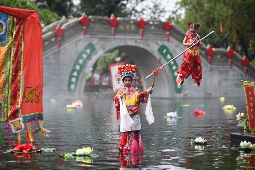 A “piaose” performance takes place in Guangzhou, Guangdong province, Oct. 1, 2020. Song Jinyu/People Visual