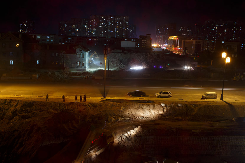 Construction sites surround the streets of Datong, Shanxi province, Nov. 4, 2016. Zhou Pinglang for Sixth Tone