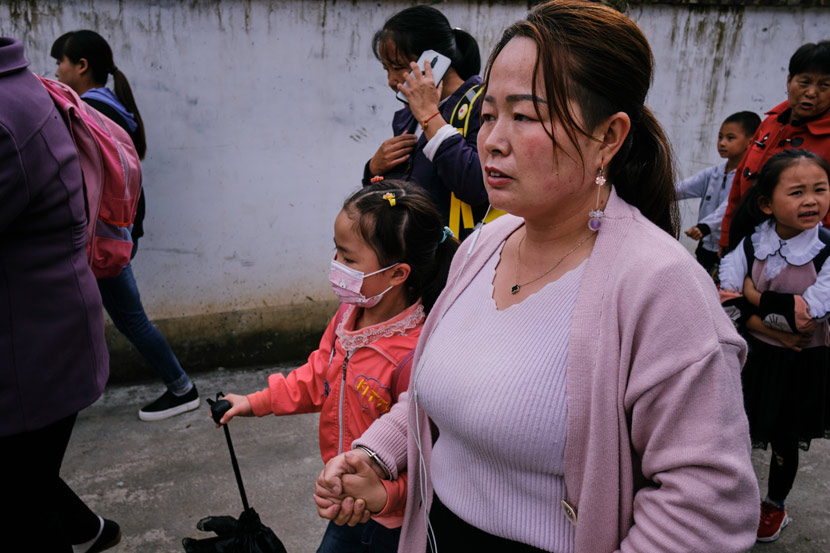 Luo Ruihong, 34, takes her daughter home after school in Lüeyang County, Shaanxi province, Sept. 26, 2020. Wu Huiyuan/Sixth Tone