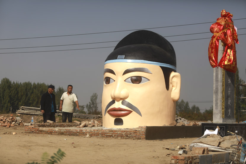 Villagers build a statue of Hou Ji, a patron god of agriculture, at Feng Village in Xi’an, Shaanxi province, Oct. 22, 2020. Zheng Jie/Chinese Business View/People Visual