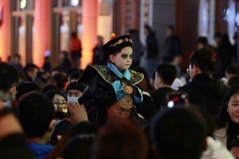 A boy is dressed as a zombie from Chinese folklore for Halloween, Shenyang, Liaoning province, Oct. 31, 2020. IC