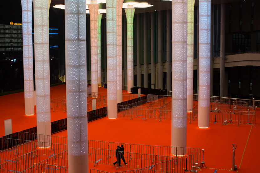 Security guards stand outside the exhibition hall of this year’s CIIE in Shanghai, Nov. 6, 2020. Shi Yangkun/Sixth Tone
