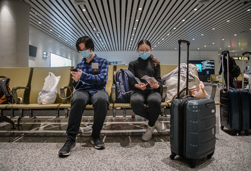 Chinese international students at U.S. universities return to their home country at an airport in Guangzhou, Guangdong province, March 2020. Zheng Yijian/People Visual