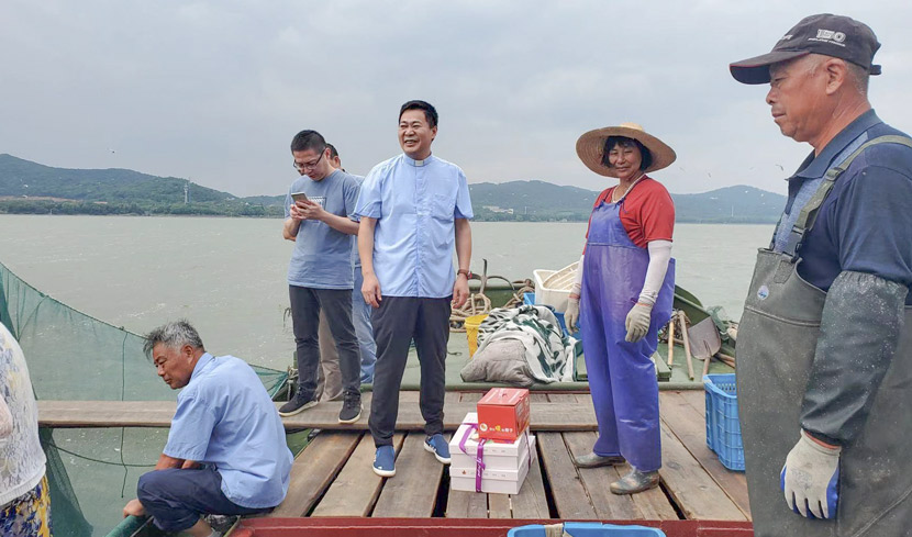 Priest Guo Mandong (third from right) and Wang Aiying (second from right) near Lake Tai in Wuxi, Jiangsu province, Sept. 11, 2020. Courtesy of Zhu Yiwen