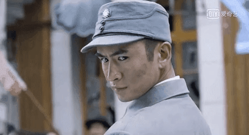 A GIF from “Warrior of Thunder” shows a male protagonist winking suggestively at a female character. From Weibo