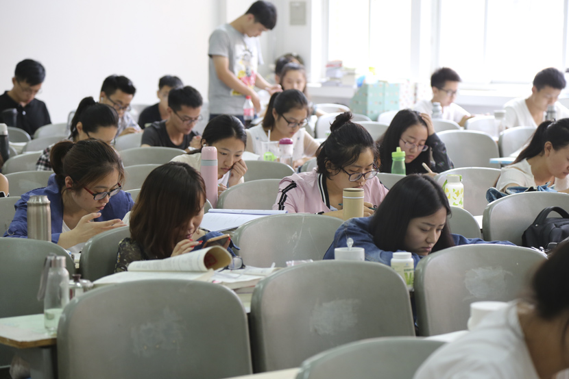 Young people study at a university in Zhengzhou, Henan province, 2017. Zuo Dongchen/People Visual