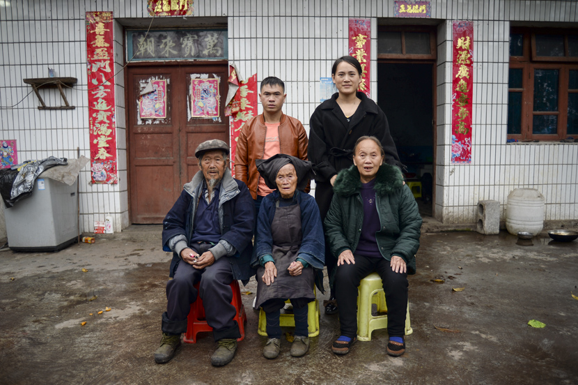 Dezliangz and her parents (first row), Dezzuany (second row), and Li Xinmei pose for a family photo in Qinglong County, Guizhou province, Oct. 28, 2020. Stephen Che/Guyu