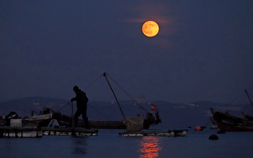 A night view of the moon and sea in Dalian, Liaoning province, Nov. 30, 2020. Liu Debin/People Visual