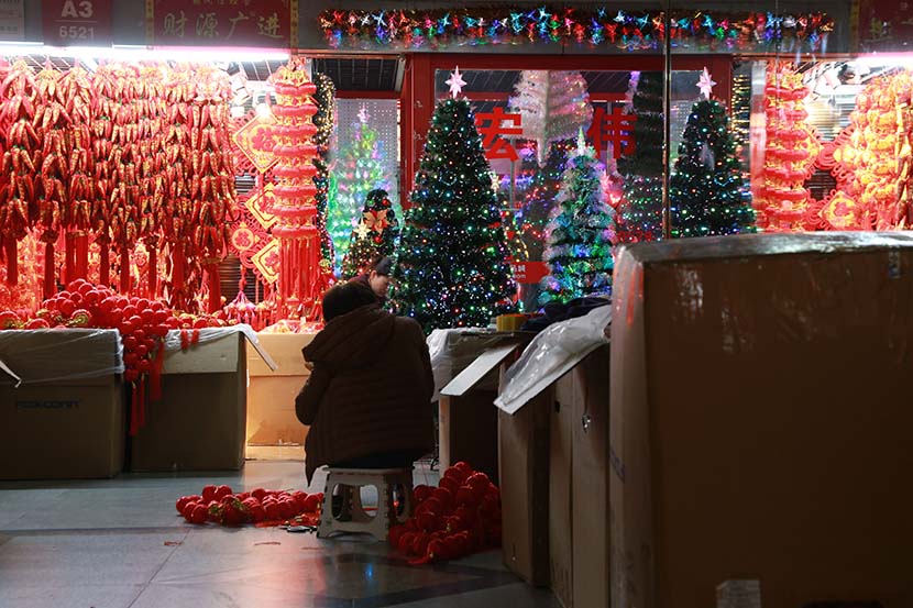 Christmas decorations are sold at a wholesale market in Yiwu, Zhejiang province, Dec. 13, 2020. Wu Peiyue for Sixth Tone
