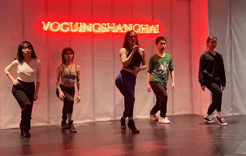 Zhang Weijie (center) leads a voguing class at the Voguing Shanghai studio, Nov. 24, 2020. Fan Yiying/Sixth Tone