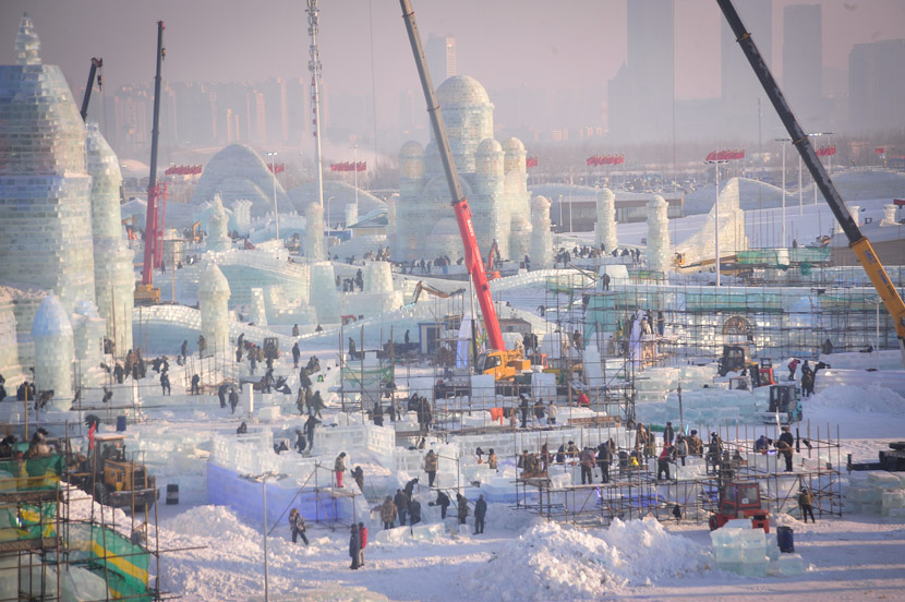 Work continues on the Harbin Ice and Snow Amusement World, Harbin, Heilongjiang province, Dec. 20. 2020. People Visual