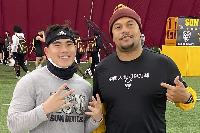 Jackson He poses for a photo with Arizona State linebackers coach Antonio Piece, 2020. From @何佩璋actionjackson on Weibo