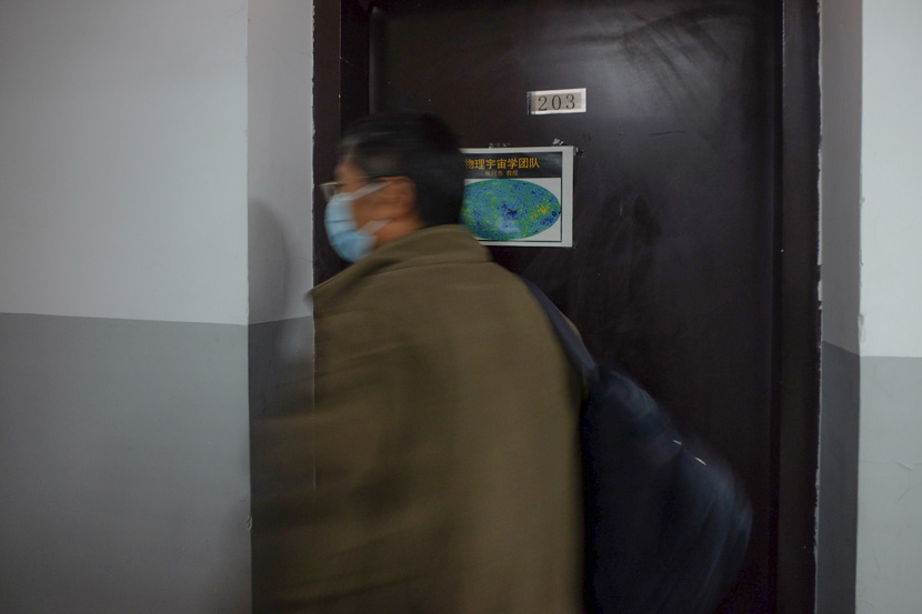 Zhang Tongjie, 52, leaves his office at Beijing Normal University, Oct. 13, 2020. Zhang teaches several classes in cosmology at the university. Ye Ruolin/Sixth Tone