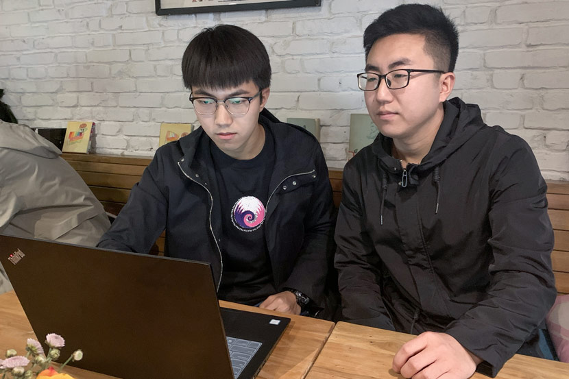 Zhao Haichen (left) and Tao Zhenzhao discuss the observation targets they’ve chosen at a café in Beijing, Oct. 14, 2020. Ye Ruolin/Sixth Tone