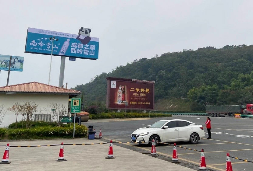 A toll station along Su Min’s route, 2020. Yin Shenglin/White Night Workshop