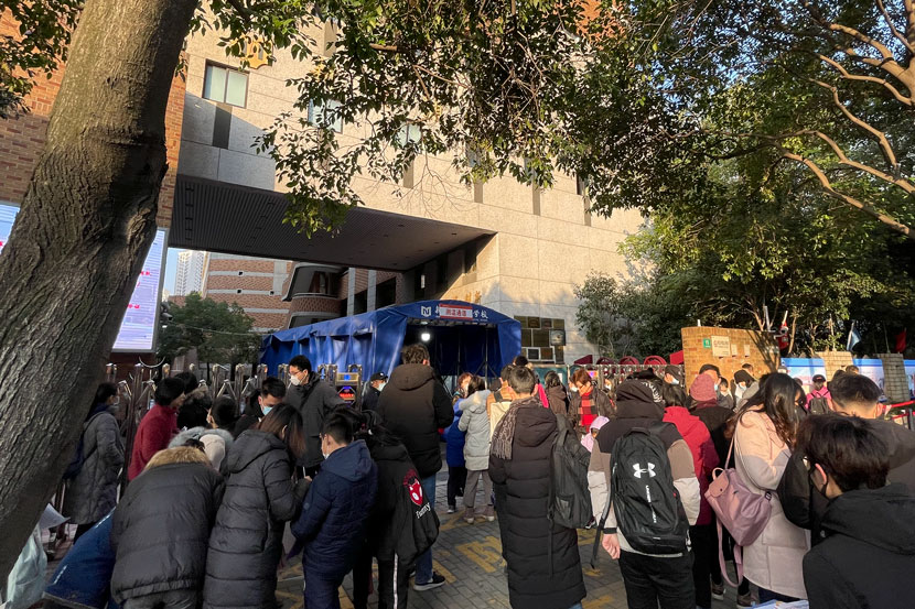 A big crowd gathers at the entrance to Shanghai New Huangpu Experimental School, which is a test center for Cambridge English exams, in Shanghai, Dec. 19, 2020. Zhang Shiyu for Sixth Tone