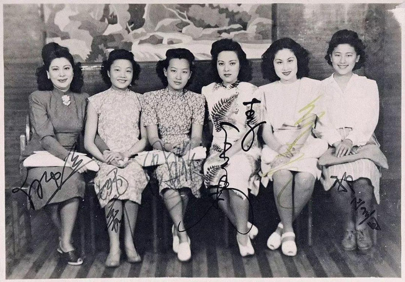 Zhou Xuan (third from right) poses for a photo with other famous singers in the 1940s. Other than Gong Qiuxia and Wu Yingyin, five of the “Seven Great Singing Stars” in Shanghai are in this photo; from left to right: Bai Hong, Yao Lee, Zhou Xuan, Li Xianglan (Yoshiko Yamaguchi), and Bai Guang. The last one is Qi Zhengyin, also a singer, who was not among the seven stars. From kknews