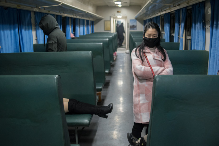 Tourists ride the train from Chengdu to Shanghai, Jan. 23, 2020. Chinese health experts confirmed COVID-19 was capable of human-to-human transmission the same day. Qian Haifeng/People Visual