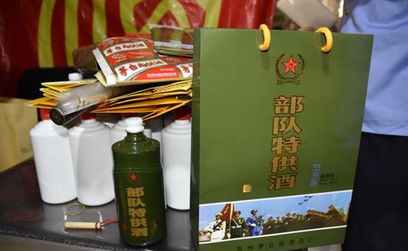 A fake luxury liquor product is displayed after a police raid in Guiyang, Guizhou province, 2017. From @贵州都市报 on Weibo