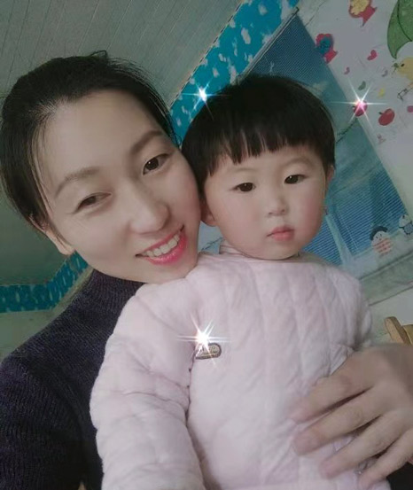 Liu Yue takes a selfie with her daughter. Courtesy of Liu Yue