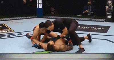 Two GIFs show Chinese mixed martial artist Li Jingliang knocking out Santiago Ponzinibbio of Argentina, then checking to see if his dazed opponent is OK. From Weibo
