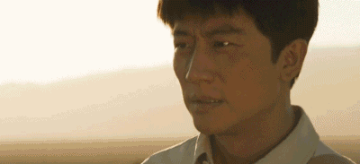 A GIF shows two protagonists from the hit poverty alleviation drama “Minning Town.” From Weibo