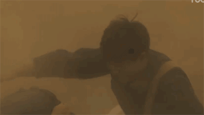 A GIF from the hit poverty alleviation drama “Minning Town” shows villagers taking cover during a sandstorm. From Weibo