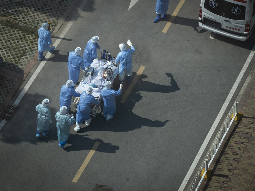 Medical staff transfer a patient to an ICU at a hospital in Wuhan, Hubei province, April 2020. Pan Songgang/People Visual