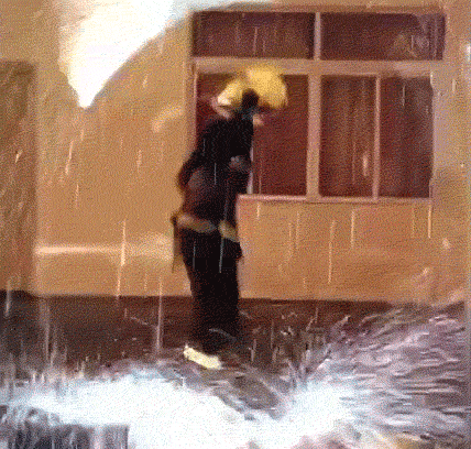 A firefighter demonstrates what happens after lighting a steel wool firework. From @应急管理部 on Weibo
