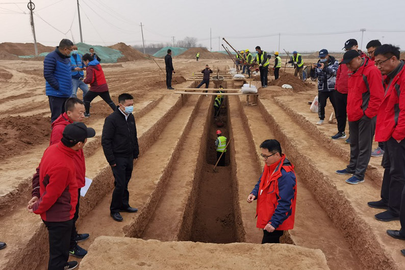 Officials and workers at the excavation site in Xi’an, Shaanxi province, February 2021. From the website of the Shaanxi Academy of Archaeology