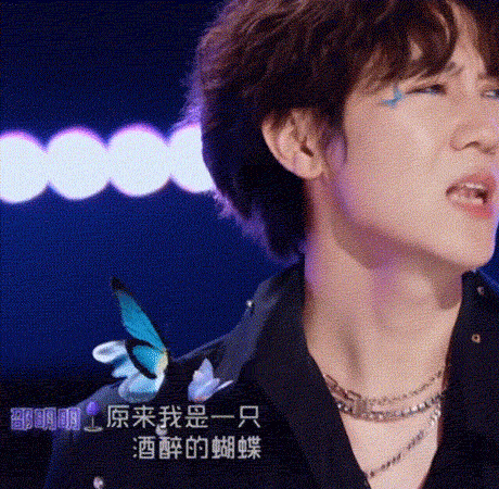 A GIF of Shao Mingming, a contestant on the current all-male season of Tencent-produced song and dance competition “Chuang.” From @饭圈嘟嘟 on Weibo