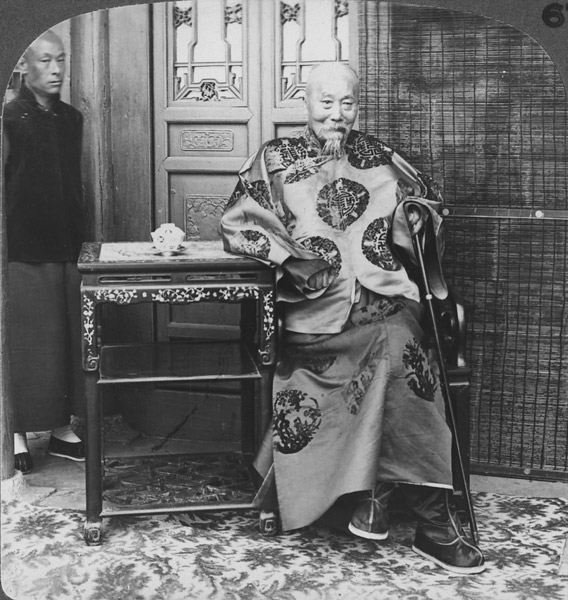 Li Hongzhang poses for a photo before returning to Beijing, 1900. James Ricalton/People Visual