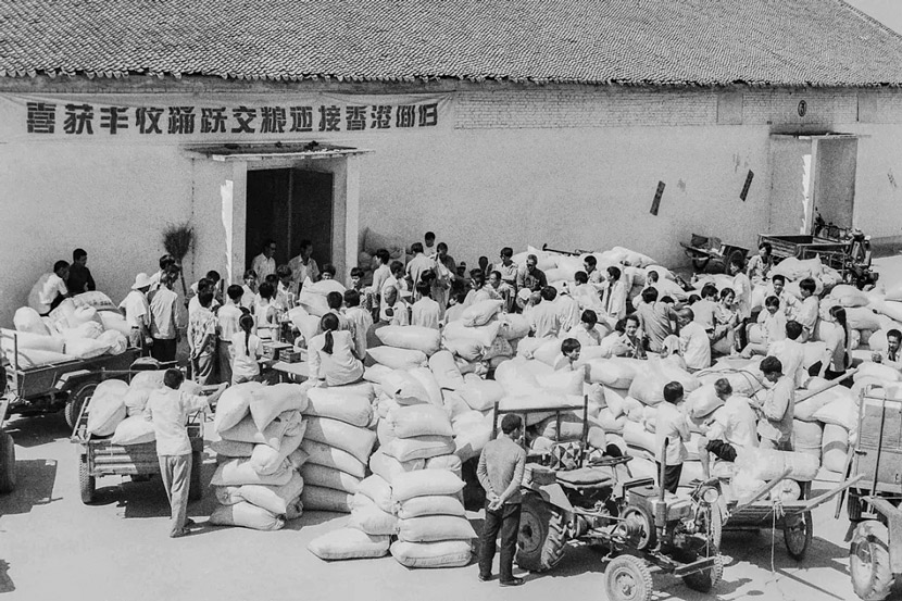 Villagers turn in grain at the public depot in Yuncheng, Shanxi province, 1990s. Gao Zhiyong/Yuncheng News