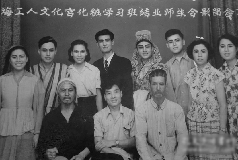 A group photo of a make-up class organized by the Shanghai Workers’ Cultural Palace in 1958. From Kongfz.com