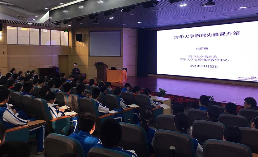 A Tsinghua University professor teaches an advanced credit class for high schoolers in Beijing, Jan. 22, 2019. From the official website of MOOCAP