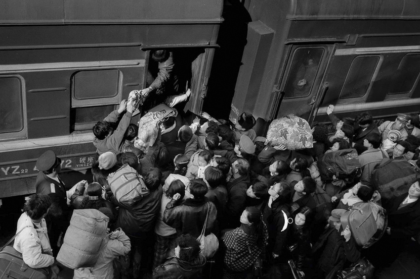 Passengers board a train in Harbin, Heilongjiang province, 1994. Courtesy of Chinese Photography