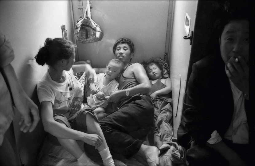 Passengers on a train from Shanghai to the southwestern Chongqing, 1991. Courtesy of Chinese Photography