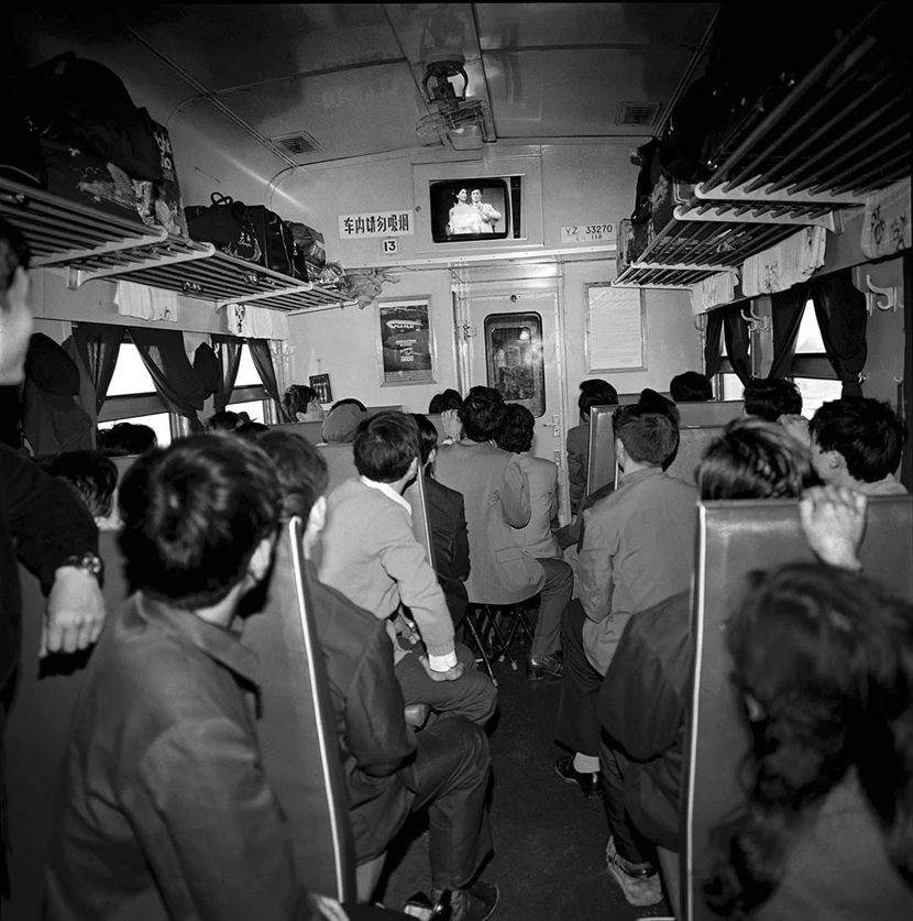 Passengers on a train from Harbin to Beijing in northern China, 1986. Courtesy of Chinese Photography