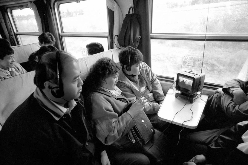 Passengers on a train from Harbin to Mudanjiang in northern China, 1999.  Courtesy of Chinese Photography