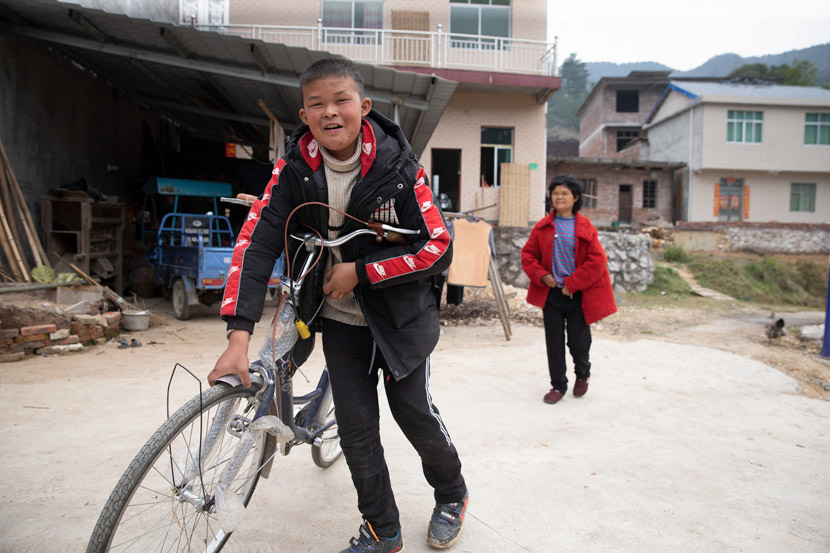 Fan Xiaoyong, Xiaoqin’s older brother, and his mother are pictured in Yanhui Village, Ji’an, Jiangxi province, Feb. 22, 2021. IC