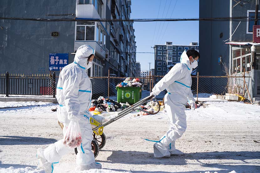 Volunteers deliver grocery orders in Tonghua, Jilin province, Jan. 29, 2021. Pan Yi for Sixth Tone