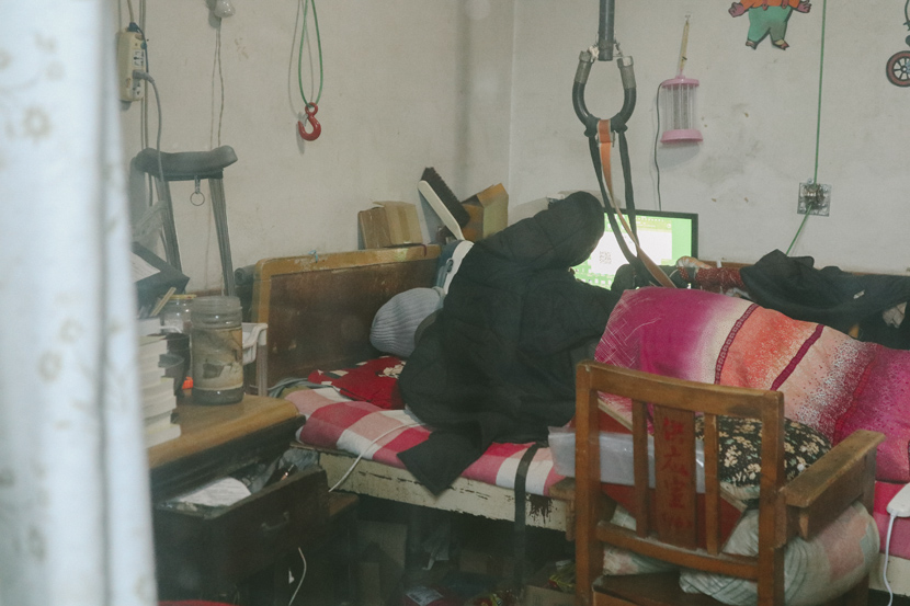 Zhang Dayong, 57, checks information on his computer in his home in Luoyang, Henan province, March 2021. Yuan Ye/Sixth Tone