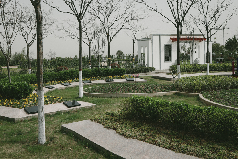 A view of a designated area at Luoyang Crane Memorial Cemetery for scattering the ashes of the nameless dead, in Luoyang, Henan province, March 2021. The area in the bottom right is assigned to the nameless dead, as part of “natural burial,” a method the Chinese government is trying to promote. Yuan Ye/Sixth Tone