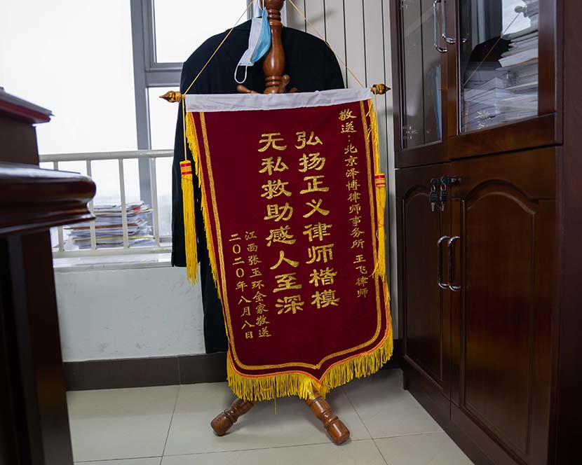 A banner Zhang Yuhuan’s family gave to Wang Fei as a mark of appreciation for his work in Beijing, March 2, 2021. Shi Yangkun/Sixth Tone