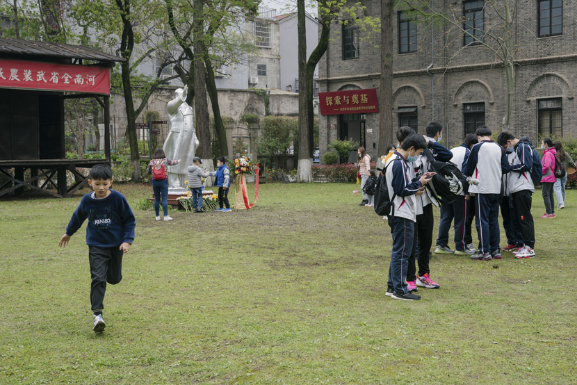 Students take part in a school activity at Wuhan Revolutionary Museum, April 3, 2021. Shi Yangkun/Sixth Tone
