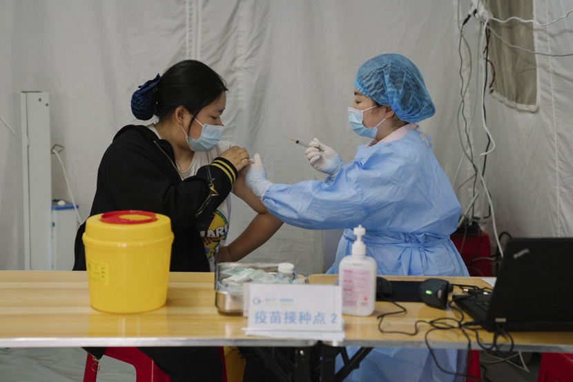 A woman receives a COVID-19 vaccine at Hankou Railway Station in Wuhan, Hubei province, April 4, 2021. Shi Yangkun/Sixth Tone