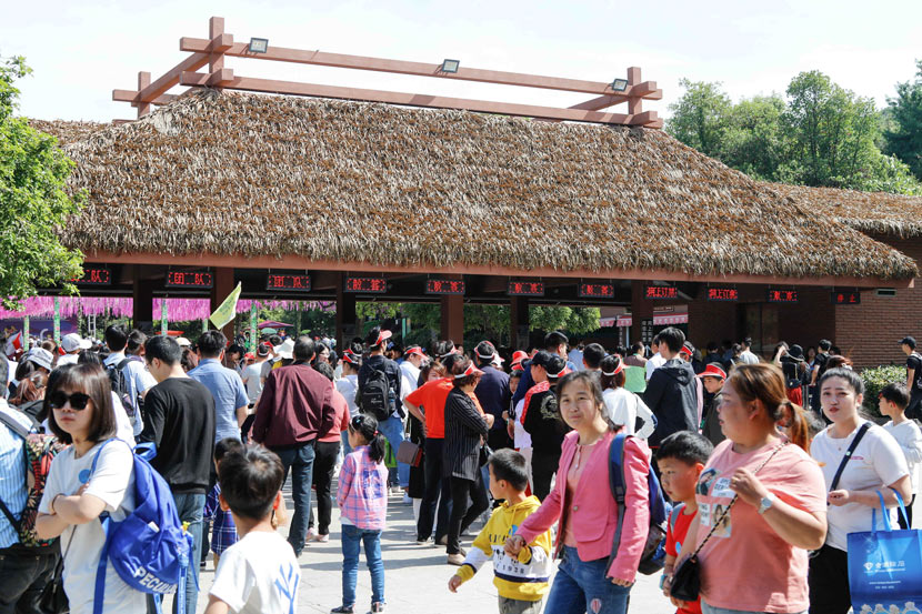 Visitors crowd the entrance to Hangzhou Safari Park, in Hangzhou, Zhejiang province, May 2019. RayFoto/People Visual